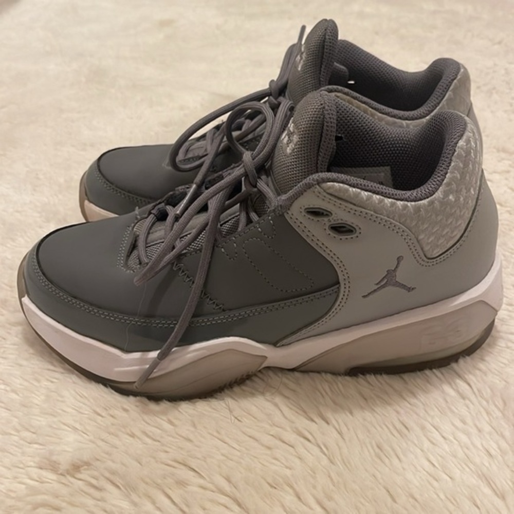 New Jordan Max Aura 3 Boys size 4 Gray